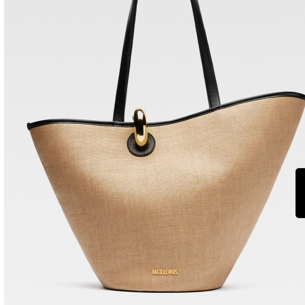 Jacquemus La Bambola
Asymmetric bucket bag